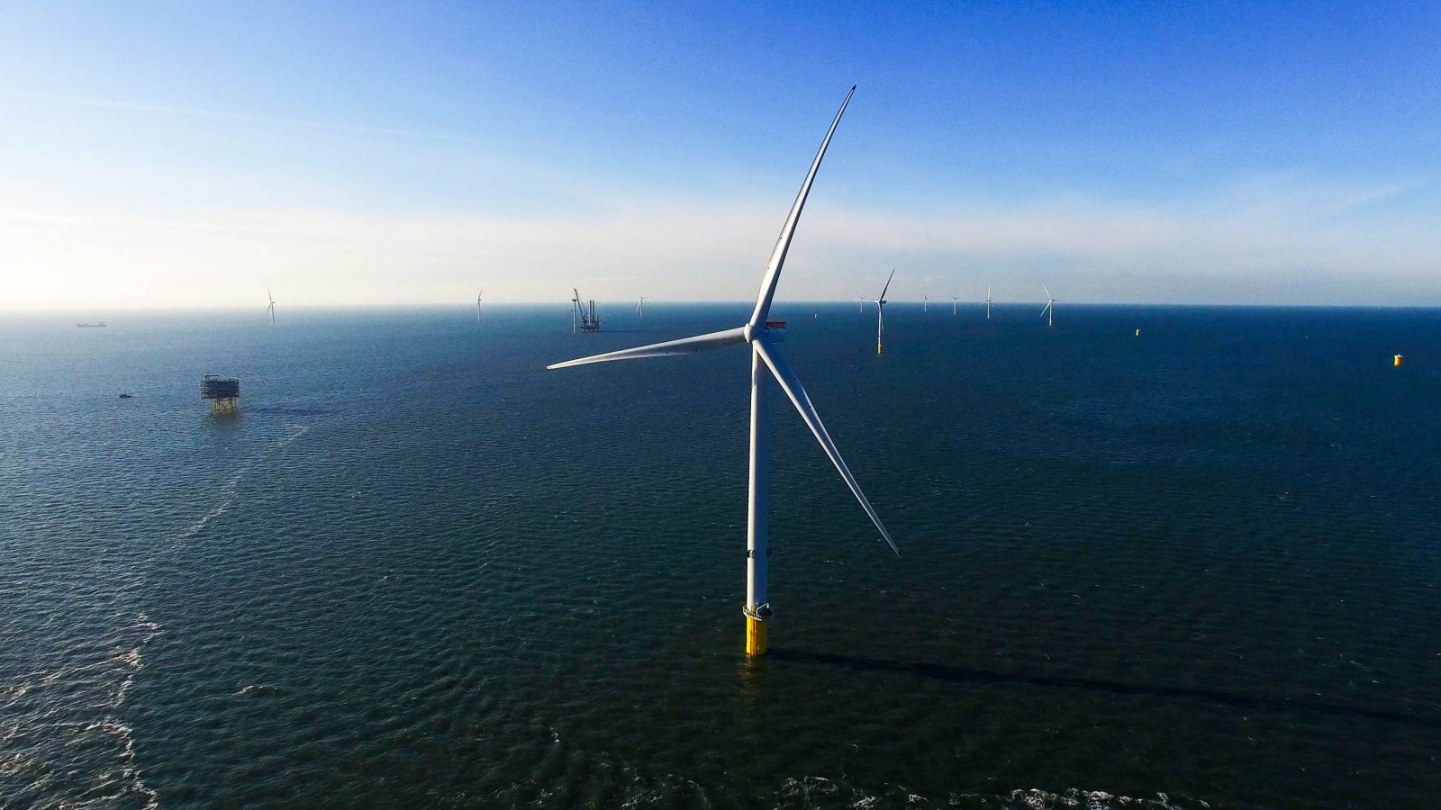 Звук ветряной турбины. Морские нефтяные платформы в возобновляемые источники ВИЭ. Поплавковые возобновляемые источники энергии в море. Burbo Bank Extension.